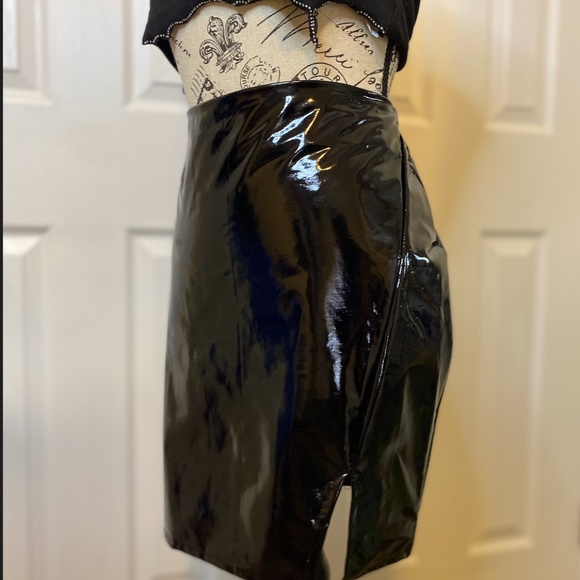 VINYL MINI SKIRT - Picture 1 of 4